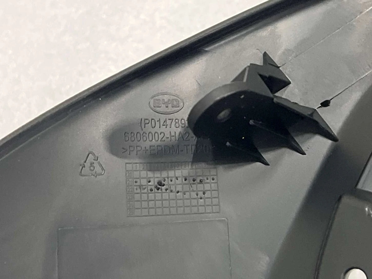 Seitenverkleidung Fahrersitz, Außen (links) für BYD Qin PLUS EV, OE 13208718-00, HA2H-6800027B - EVParto (weitere Ansichten)