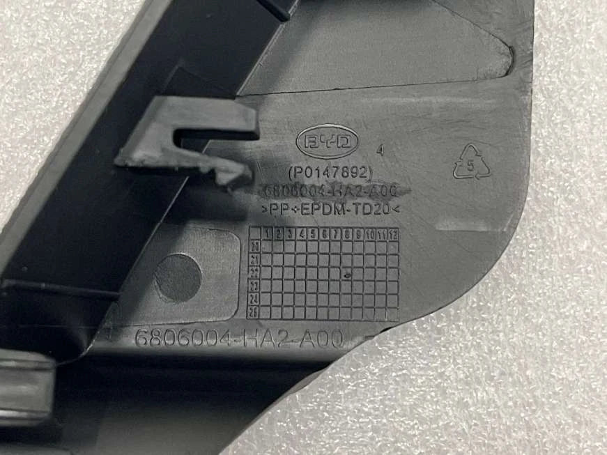 Endabdeckung Sitzseitenverkleidung hinten links für BYD Qin PLUS, OE 13206721-00, HA2H-6800023 - EVParto (weitere Ansichten)